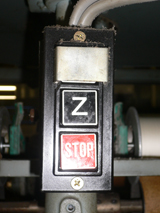 撚糸機械のスタートボタンの写真