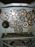 撚糸機械内部の歯車の写真